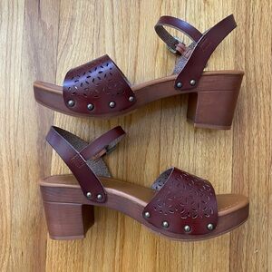 SUPER CUTE SUMMER PLATFORM CLOG  SANDALS!